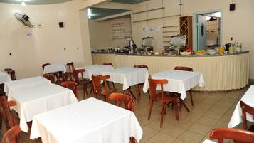 Café da manhã com buffet grátis