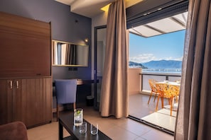 Deluxe Double Room with Old Town and Sea View 30m² | Khu phòng khách | TV màn hình phẳng
