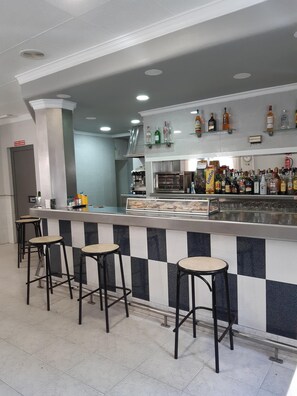 Café da manhã continental todos os dias (EUR 5 por pessoa) 