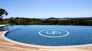 Piscine extérieure, piscine chauffée, parasols de plage, chaises longues