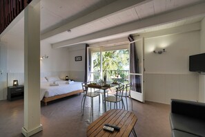 Caja de seguridad en la habitación y muebles diferentes