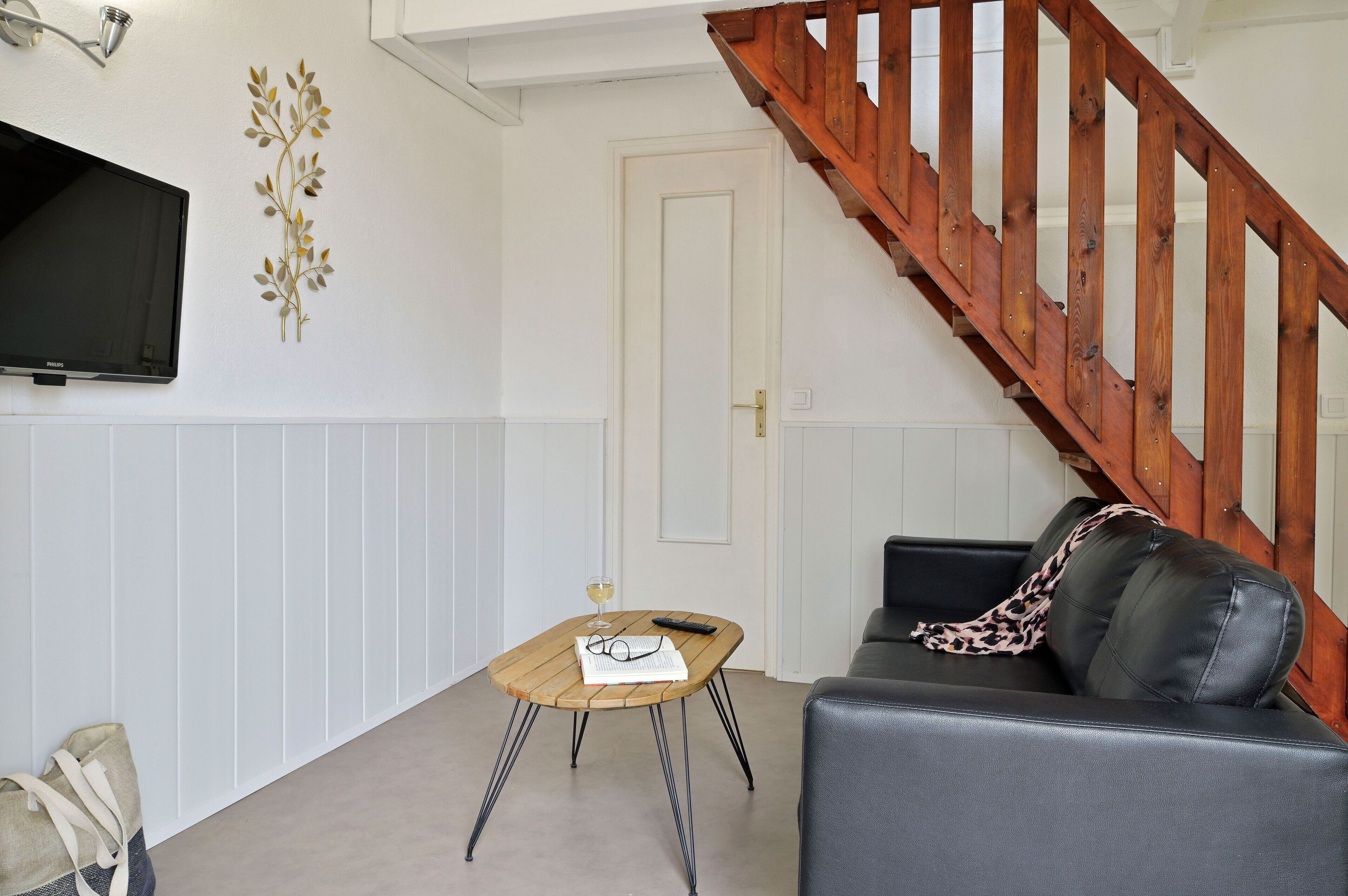 studio | living area | flat-screen tv