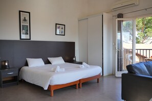 スタジオ 海側 | セーフティボックス (室内)、客室ごとに異なるインテリア、アイロン / アイロン台、ベビーベッド (無料)