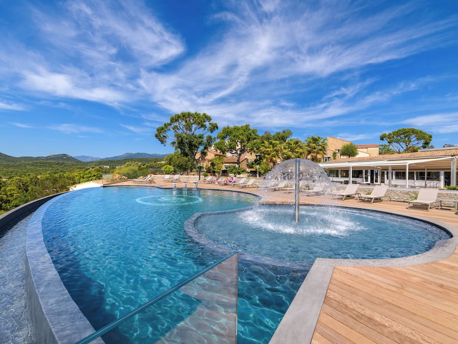 Piscina externa, piscina aquecida, guarda-sóis, espreguiçadeiras