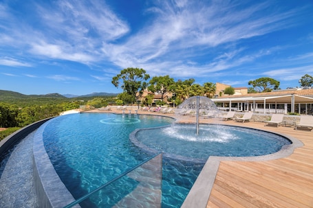 Outdoor pool, a heated pool, pool umbrellas, sun loungers. Hotel Residence U Paesolu