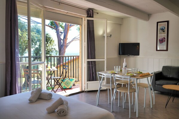 Studio | Living area | Flat-screen TV