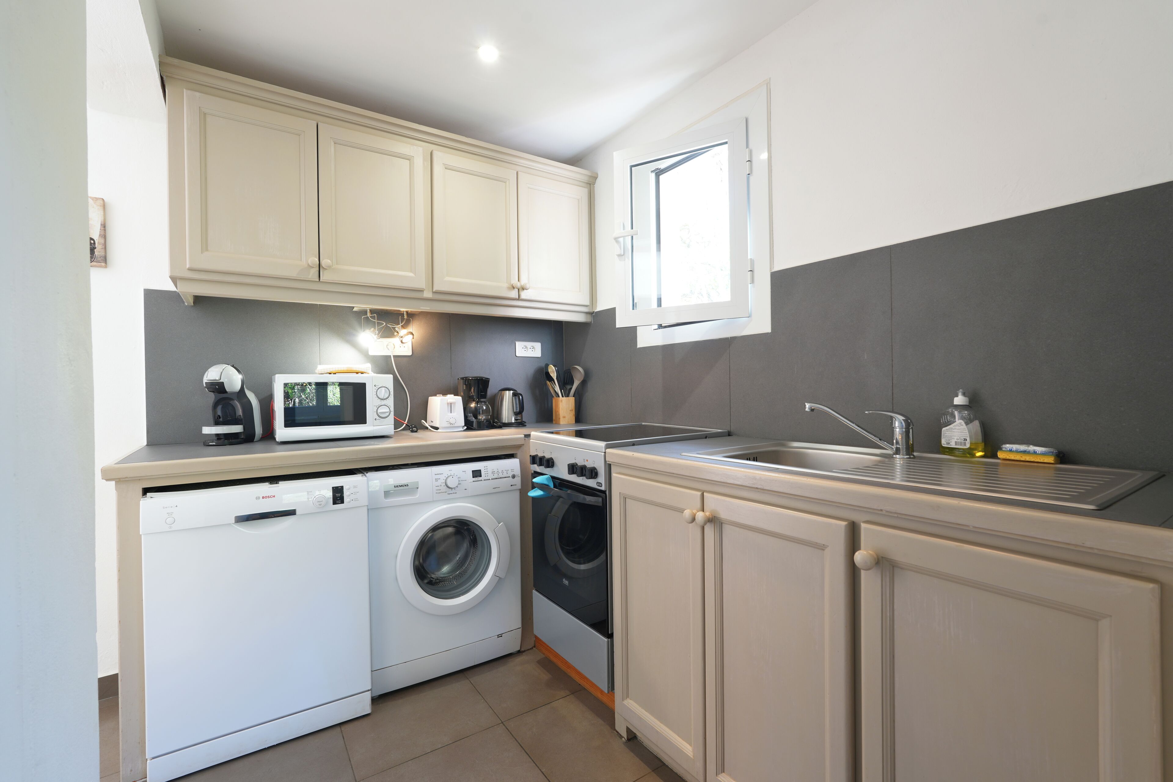 comfort villa, 2 bedrooms | private kitchen | full-sized fridge, microwave, oven, stovetop