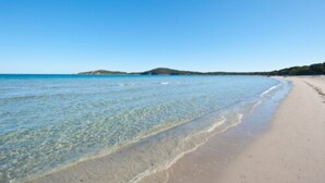A beach with clear water and a sandy shore. - Hotel Residence U Paesolu (Zonza)