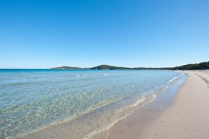 Perto da praia, areia branca 
