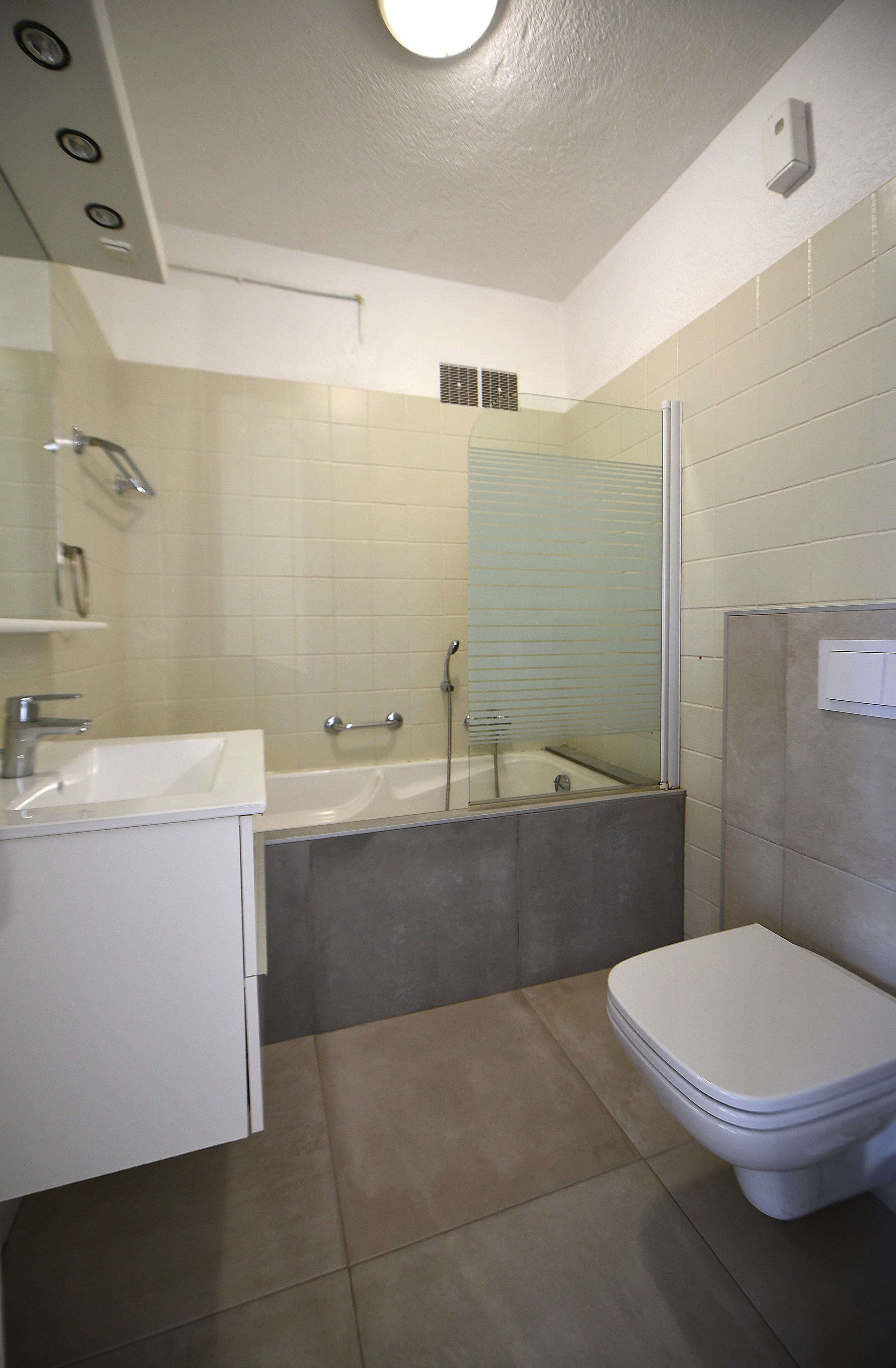 Une salle de bain moderne avec une baignoire, des toilettes et un lavabo.