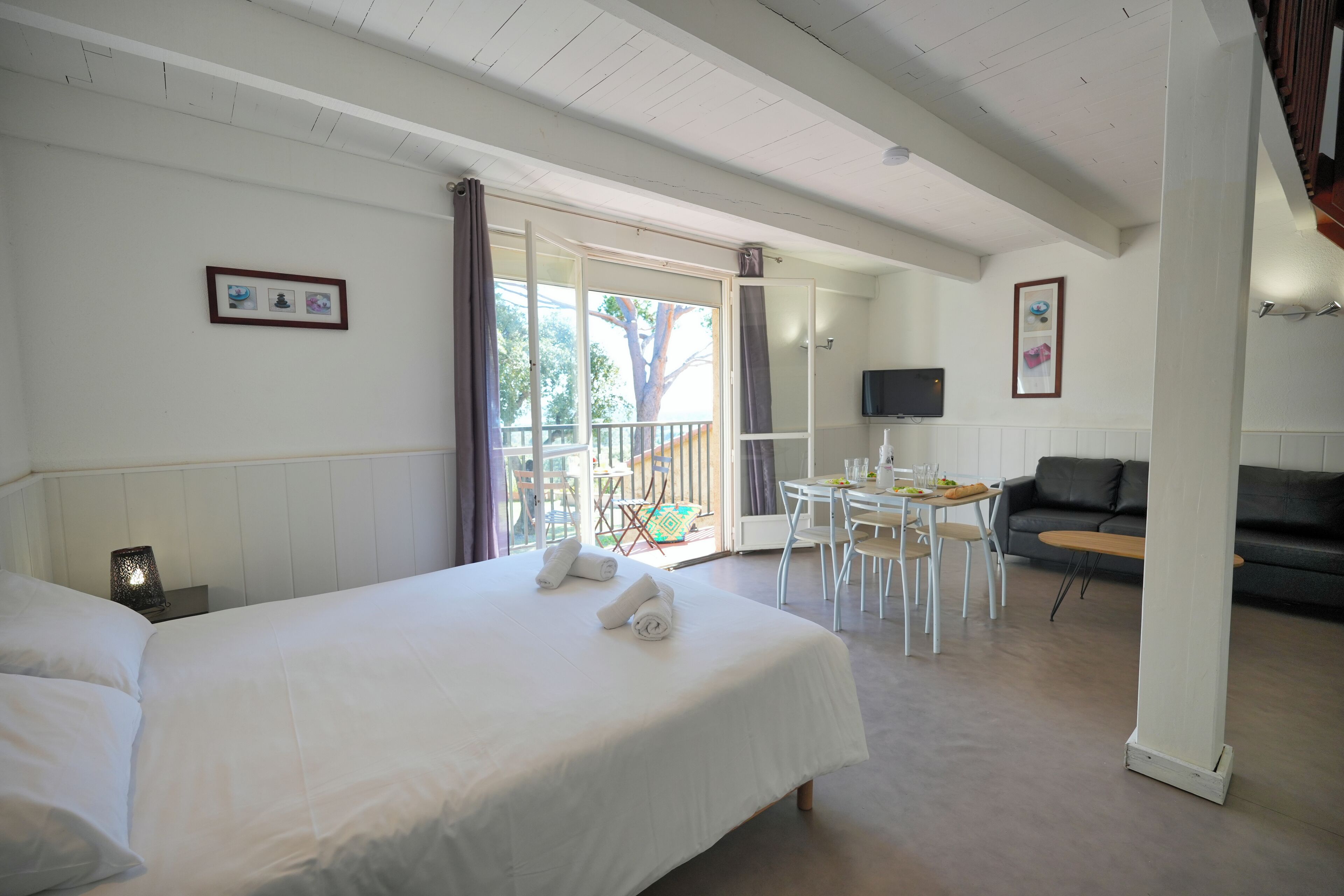 Studio | Wohnbereich | Flachbildfernseher