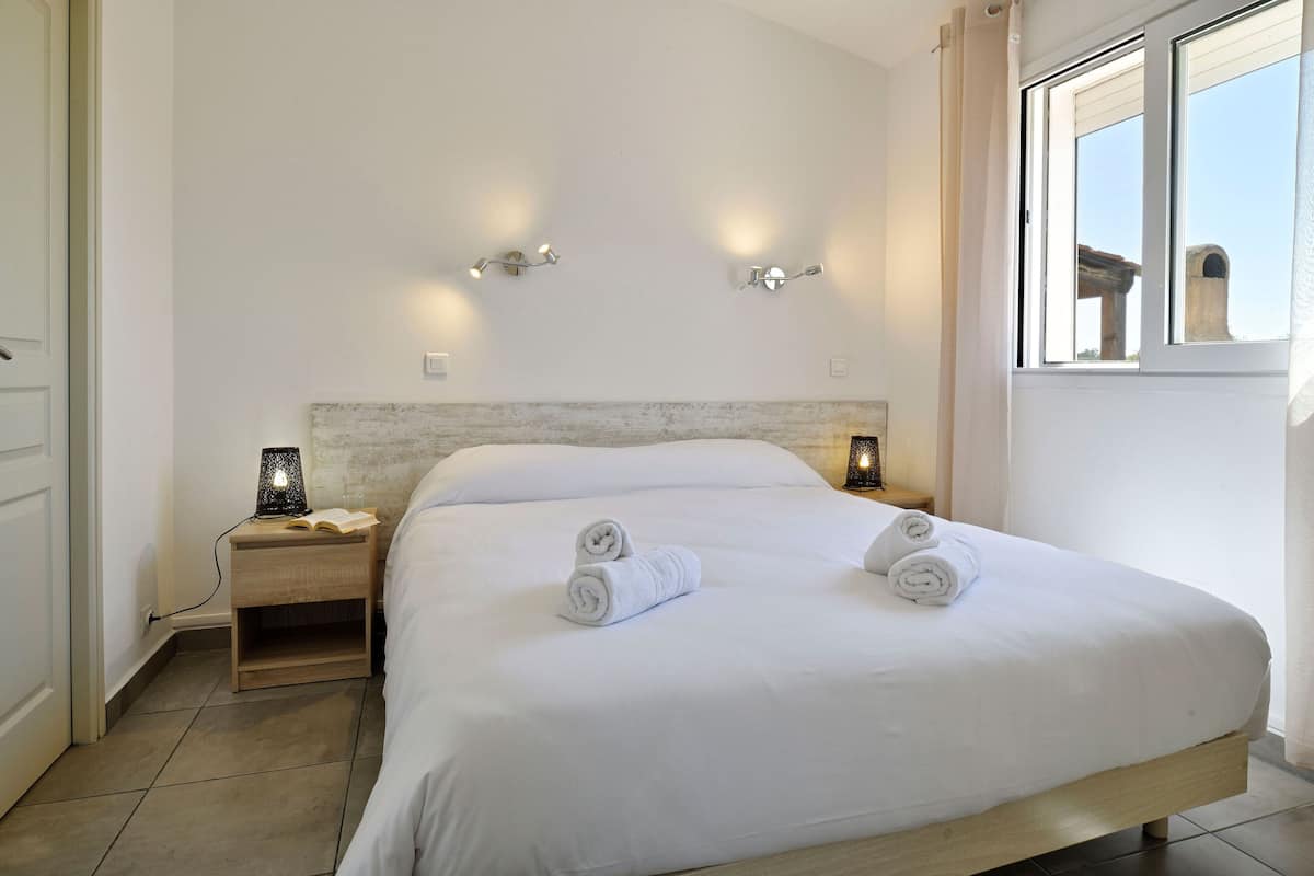 Zimmersafe, individuell eingerichtet, Bügeleisen/Bügelbrett