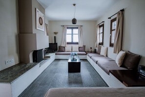 Executive Suite | Minibar, in-room safe, individually furnished, desk - 12 Months Luxury Resort (Zagora-Mouresi)