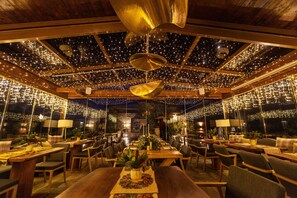 Petit déjeuner, déjeuner et dîner servis sur place, vue sur la piscine