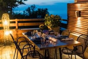 Petit déjeuner, déjeuner et dîner servis sur place, vue sur la piscine