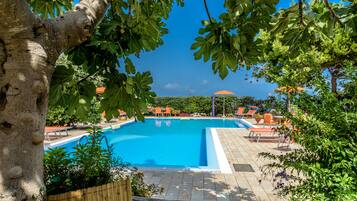 Piscine extérieure (ouverte en saison)