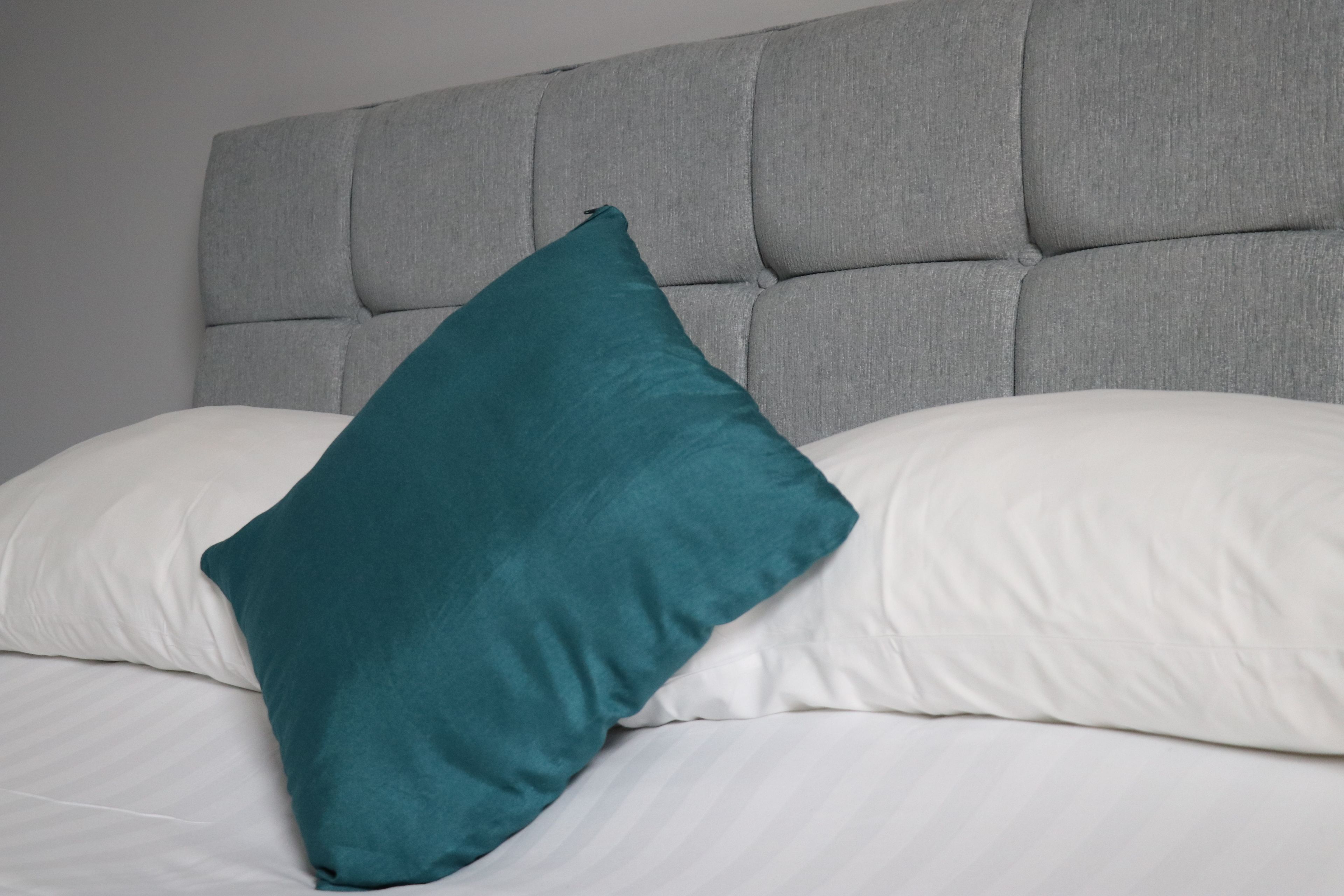 Suíte superior, 1 quarto, no mezanino | Escrivaninha, ferros/tábuas de passar roupa, Wi-Fi de cortesia