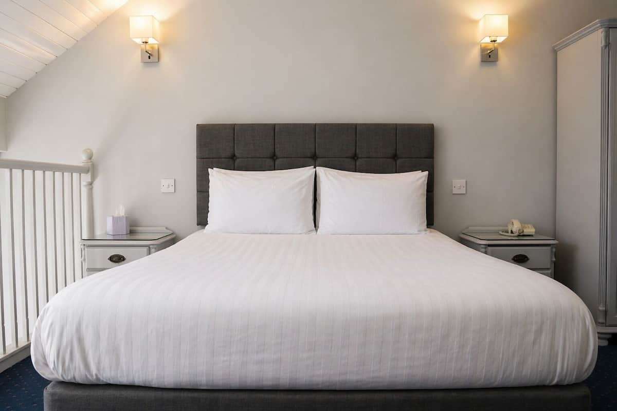 Suite supérieure, 1 chambre, en mezzanine | Bureau, fer et planche à repasser, accÚs au Wi-Fi (inclus)