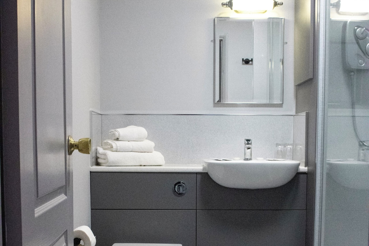 Een diep bad, gratis toiletartikelen, een haardroger, handdoeken