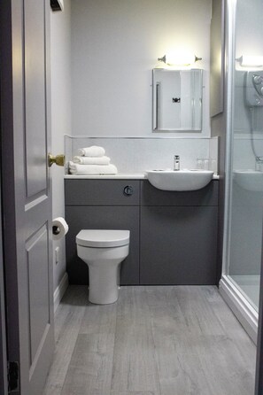 Deep-soaking bathtub, free toiletries, hair dryer, towels - The Littleover Lodge Hotel (Derby)