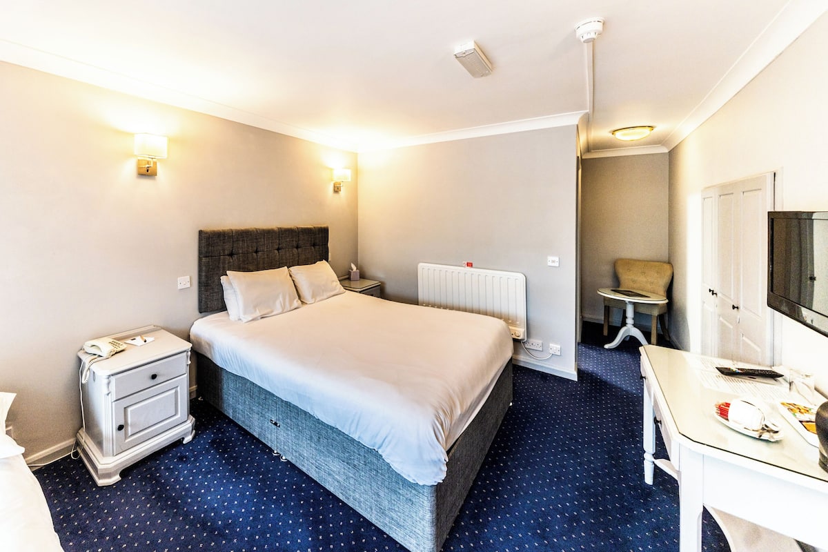 Chambre double | Bureau, fer et planche Ă repasser, accĂšs au Wi-Fi (inclus)