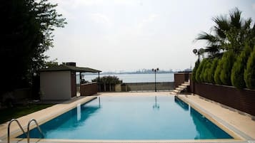 Piscine extérieure (ouverte en saison)