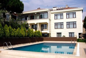 Piscine extérieure (ouverte en saison)