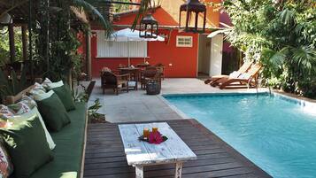Una piscina al aire libre, sombrillas