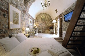 Executive Double Room, 1 Queen Bed | Egyptian cotton sheets, minibar, in-room safe, blackout drapes - Citta dei Nicliani (East Mani)