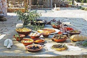 Food court - Citta dei Nicliani (East Mani)