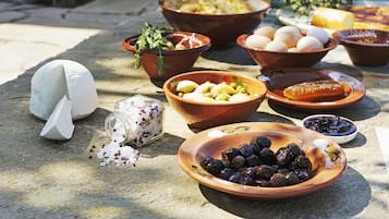Una mesa de piedra con diversos alimentos y cuencos.