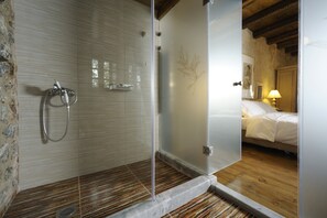 Suite - 1 kingsize-seng | Badeværelse | Bruser, designertoiletartikler, hårtørrer, badekåber
