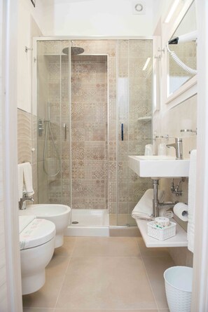 Superior Double Room, Ensuite, Sea View | Bathroom - Hotel La Caravella (Vieste)