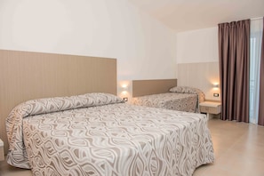 Classic Triple Room, Ensuite - Hotel La Caravella (Vieste)