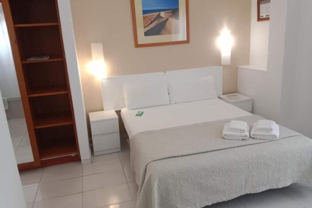 standard double room | 1 bedroom, minibar, in-room safe, blackout curtains