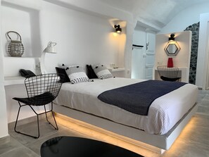 Villa (Kallisti Courtyard Suite) | Premium-sengetøj, senge med topmadrasser, pengeskab på værelset