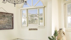 Una habitación con piscina, un candelabro y vistas al paisaje.