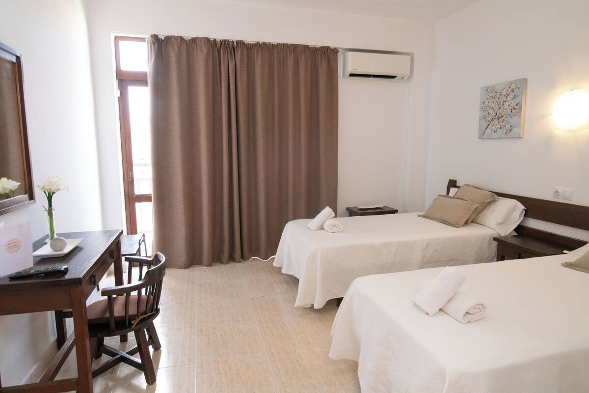 ห้องทวิน, ระเบียง | ตู้นิรภัยในห้องพัก, โต๊ะทำงาน, พื้นที่ทำงานแบบใช้แล็ปท็อป, ผ้าม่านกันแสง
