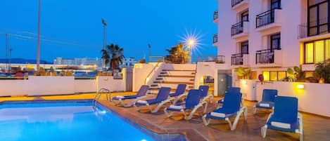 Seasonal outdoor pool, pool umbrellas, sun loungers