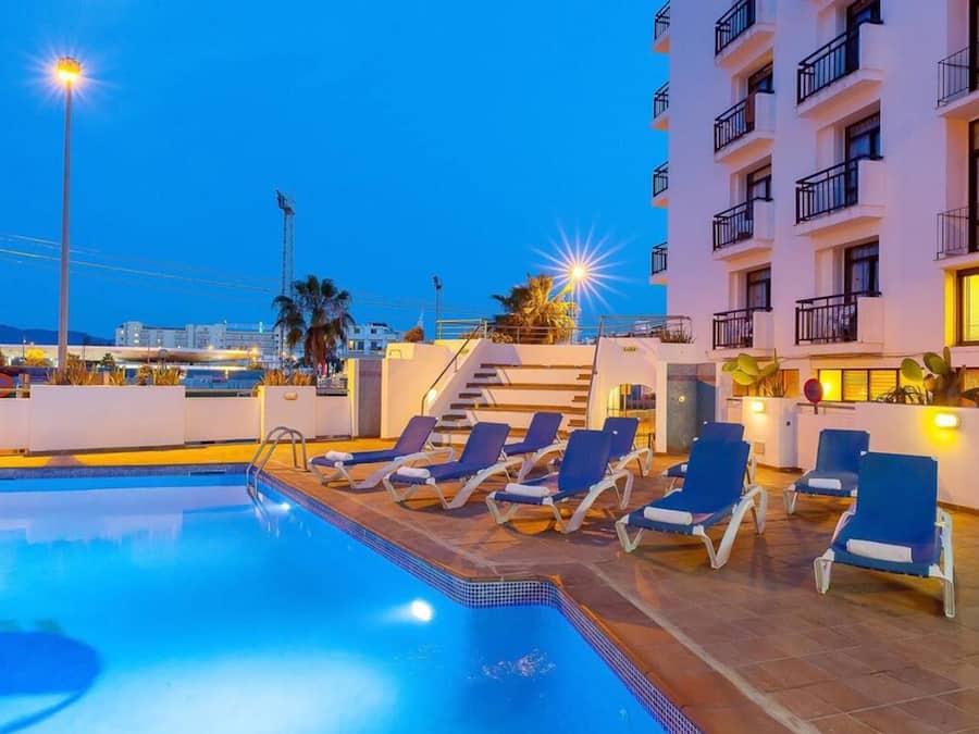 Piscina externa sazonal, guarda-sóis, espreguiçadeiras