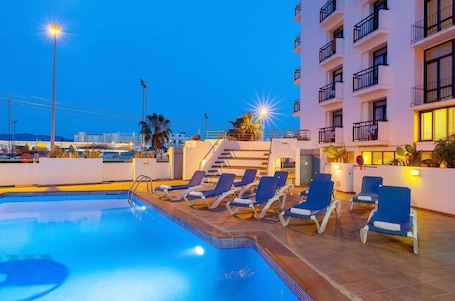 Seasonal outdoor pool, pool umbrellas, pool loungers. Hotel Galera