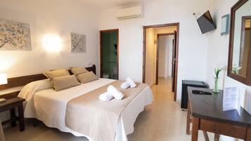 Doppelzimmer, Balkon | Zimmersafe, Schreibtisch, laptopgeeigneter Arbeitsplatz