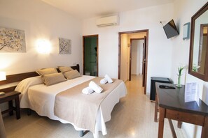 雙人房, 陽台 | 客房內保險箱、書桌、筆電工作空間、遮光布/窗簾