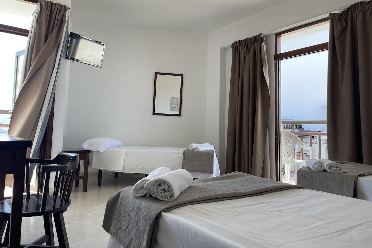 Chambre avec lits jumeaux, balcon (with extra bed)