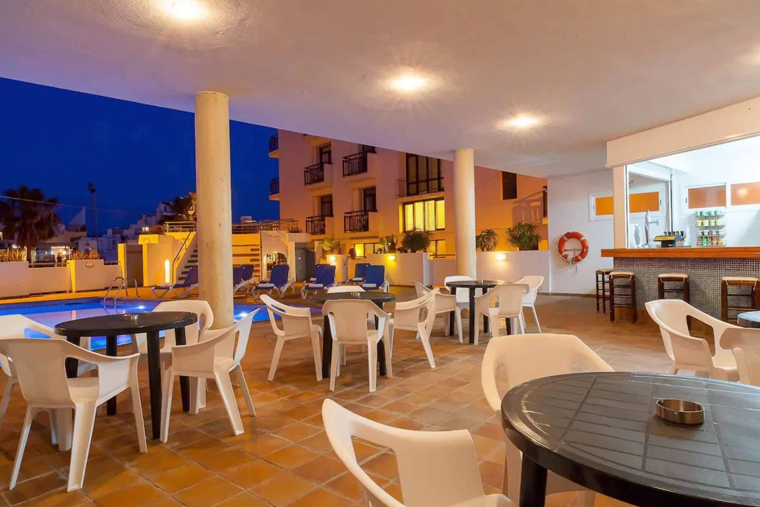 Poolside bar