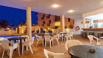 Poolside bar