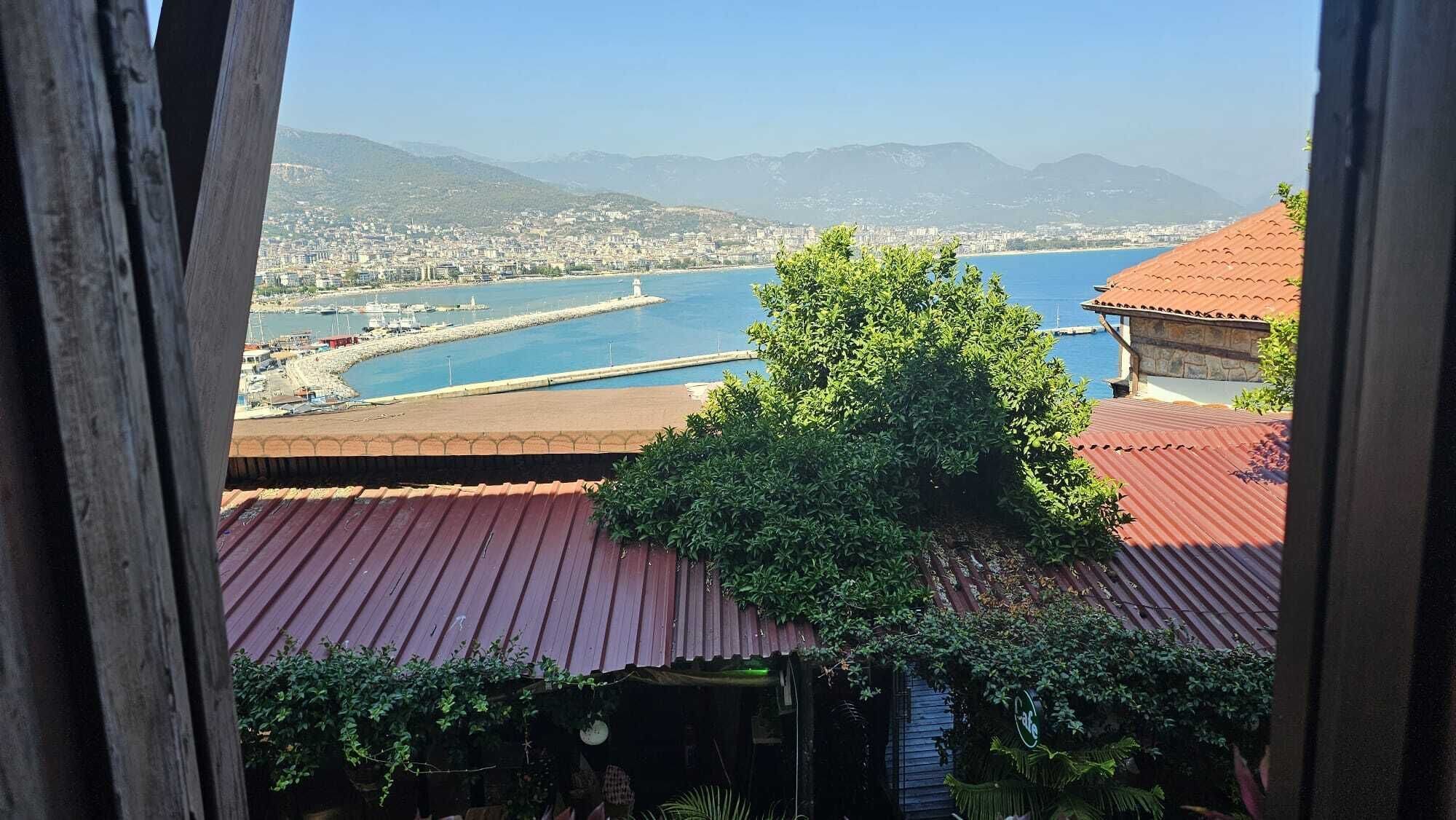Eine Küstenstadt mit Blick auf das Meer und die Berge.