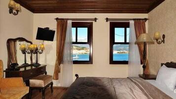 Deluxe Double Room | Memory-foam beds, minibar, in-room safe, desk