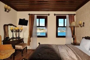 Deluxe Double Room | Memory foam beds, minibar, in-room safe, desk