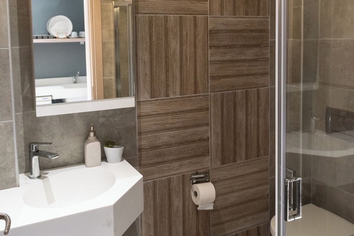 superior quadruple room | bathroom | free toiletries, towels